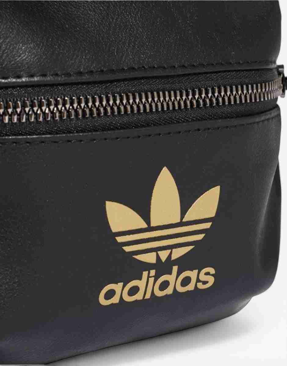 Детайл на черна раница Adidas с метална цип