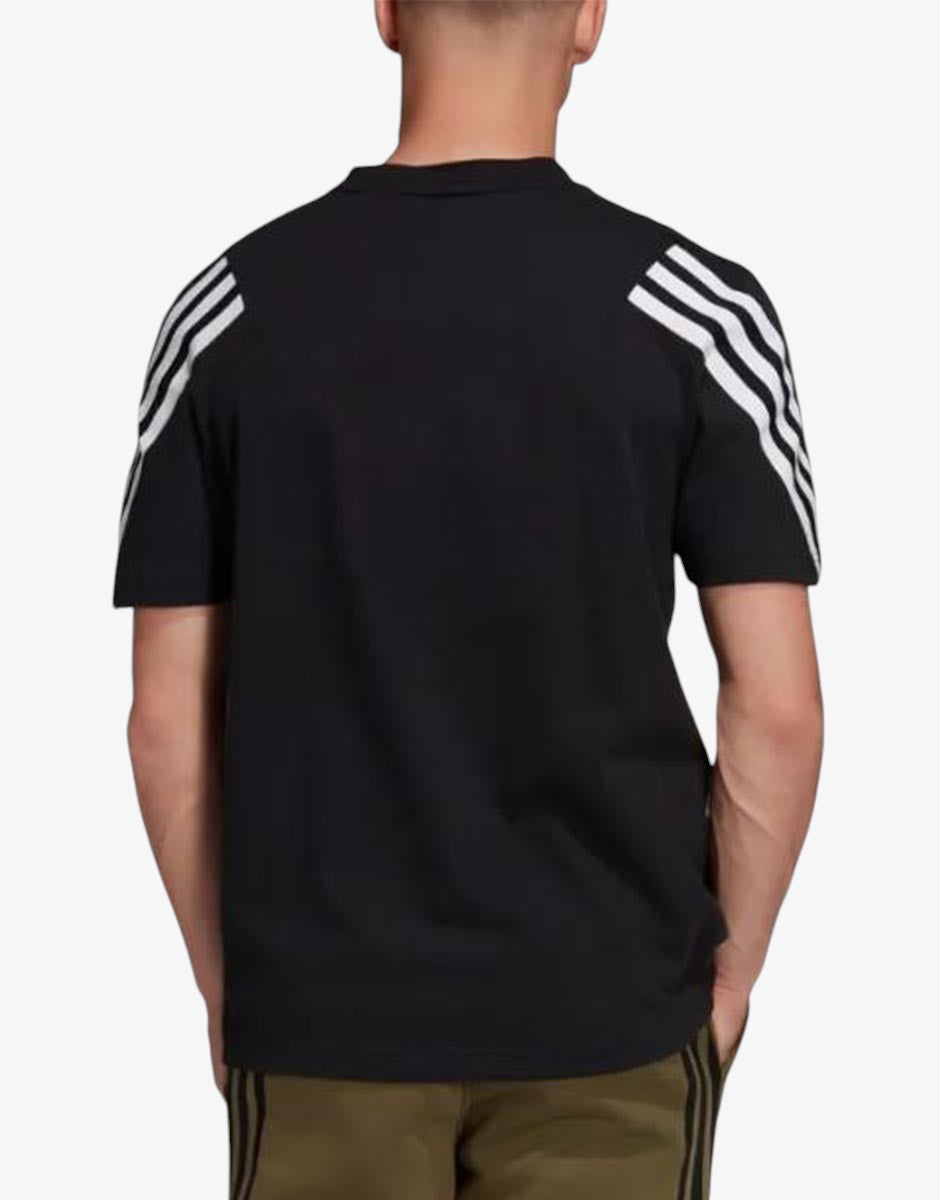 Обратна страна на черна тениска Adidas с лого