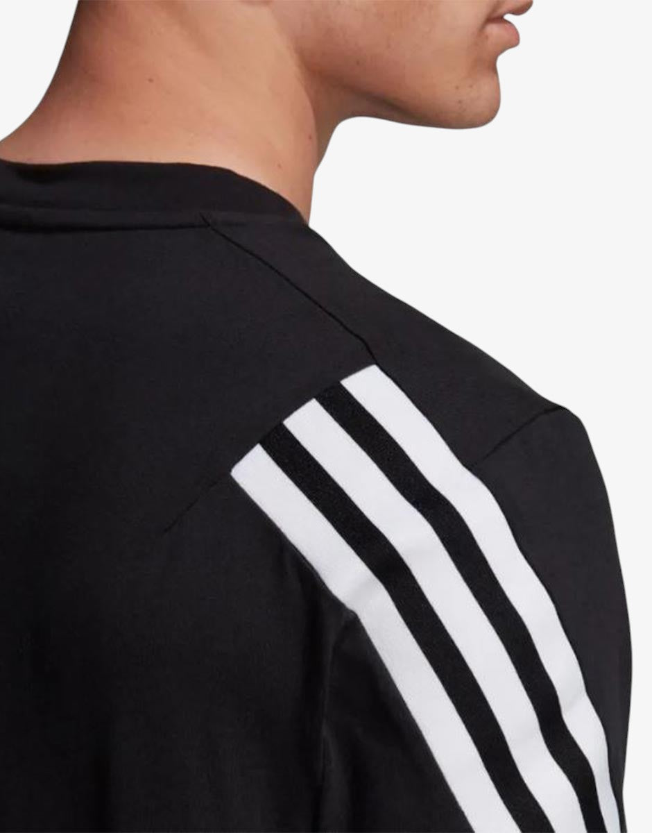 Детайл на раменната част на Adidas тениска