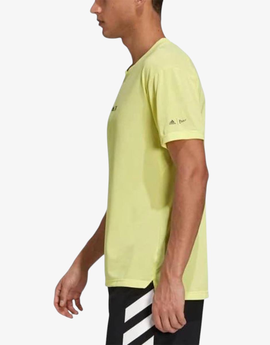 Близък изглед на детайлите и мрежестите панели на жълтата тениска ADIDAS Terrex Agravic Alla Tee Yellow
