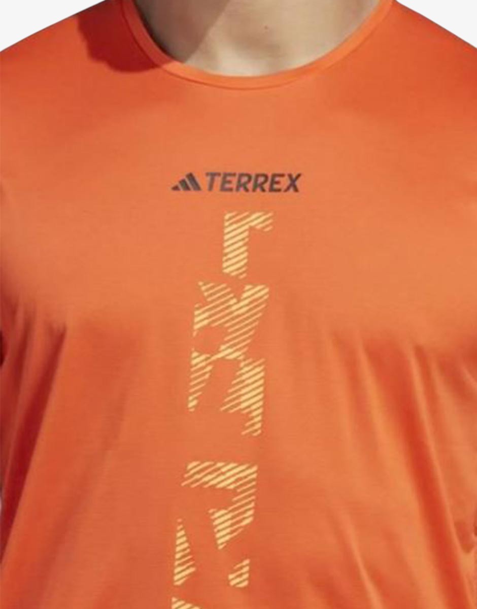 Детайл на логото и дизайн на ADIDAS Terrex Agravic Tee Orange тениска