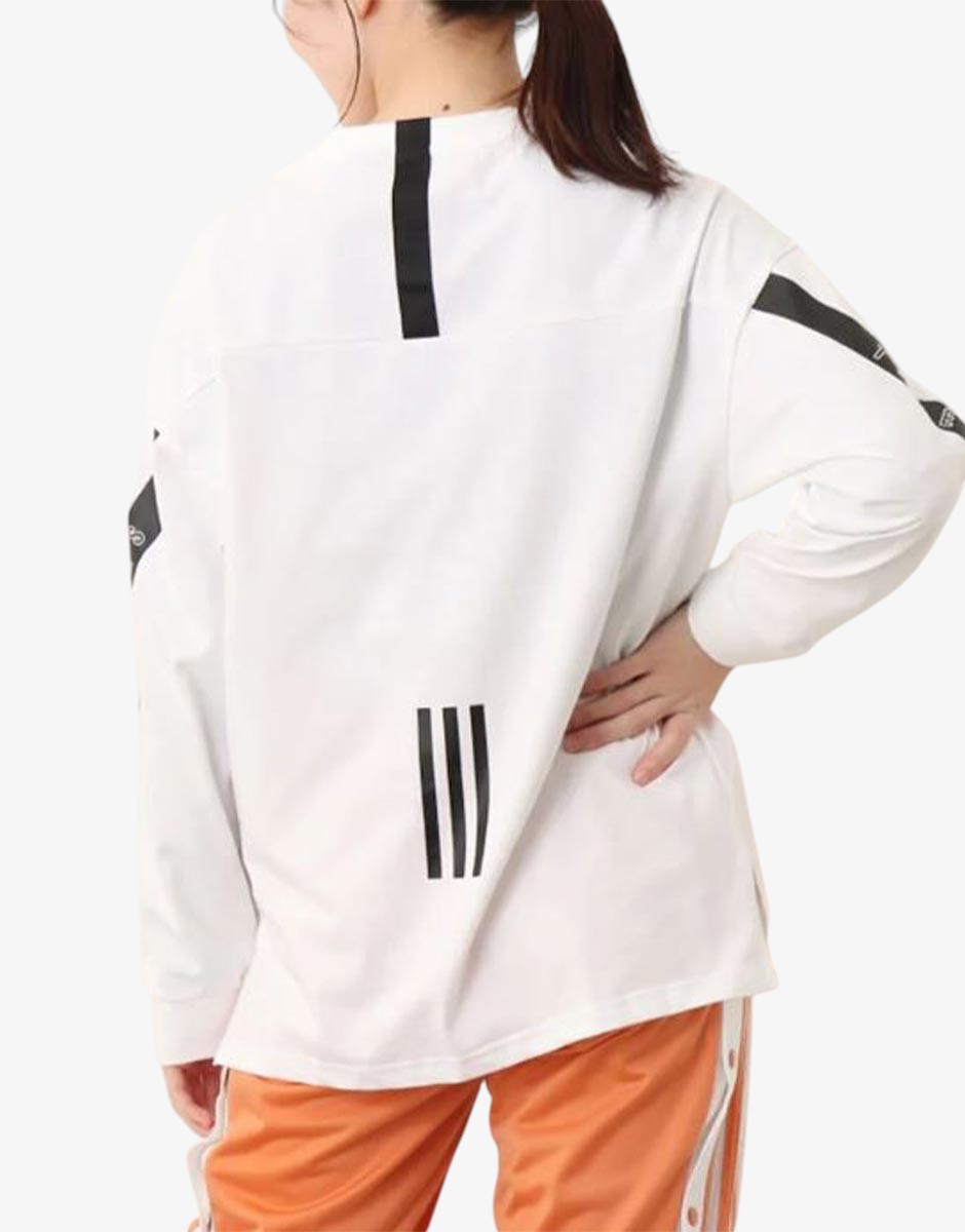 Гърбът на бялата спортна блуза Adidas с черни елементи