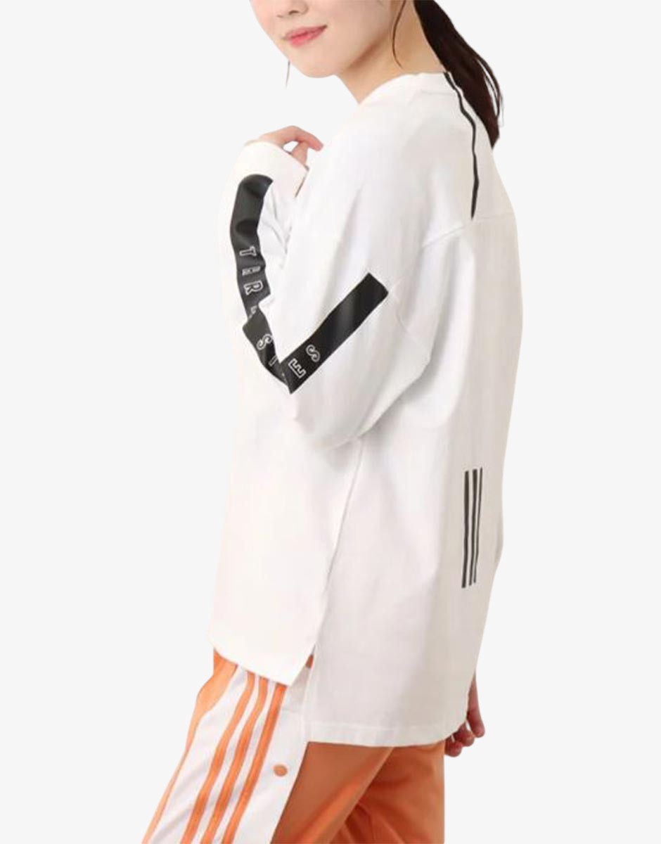 Бяла спортна блуза Adidas с черни надписи по ръкавите