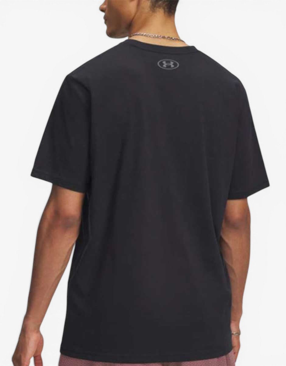 Обратна страна на черна тениска UNDER ARMOUR с логото на гърба