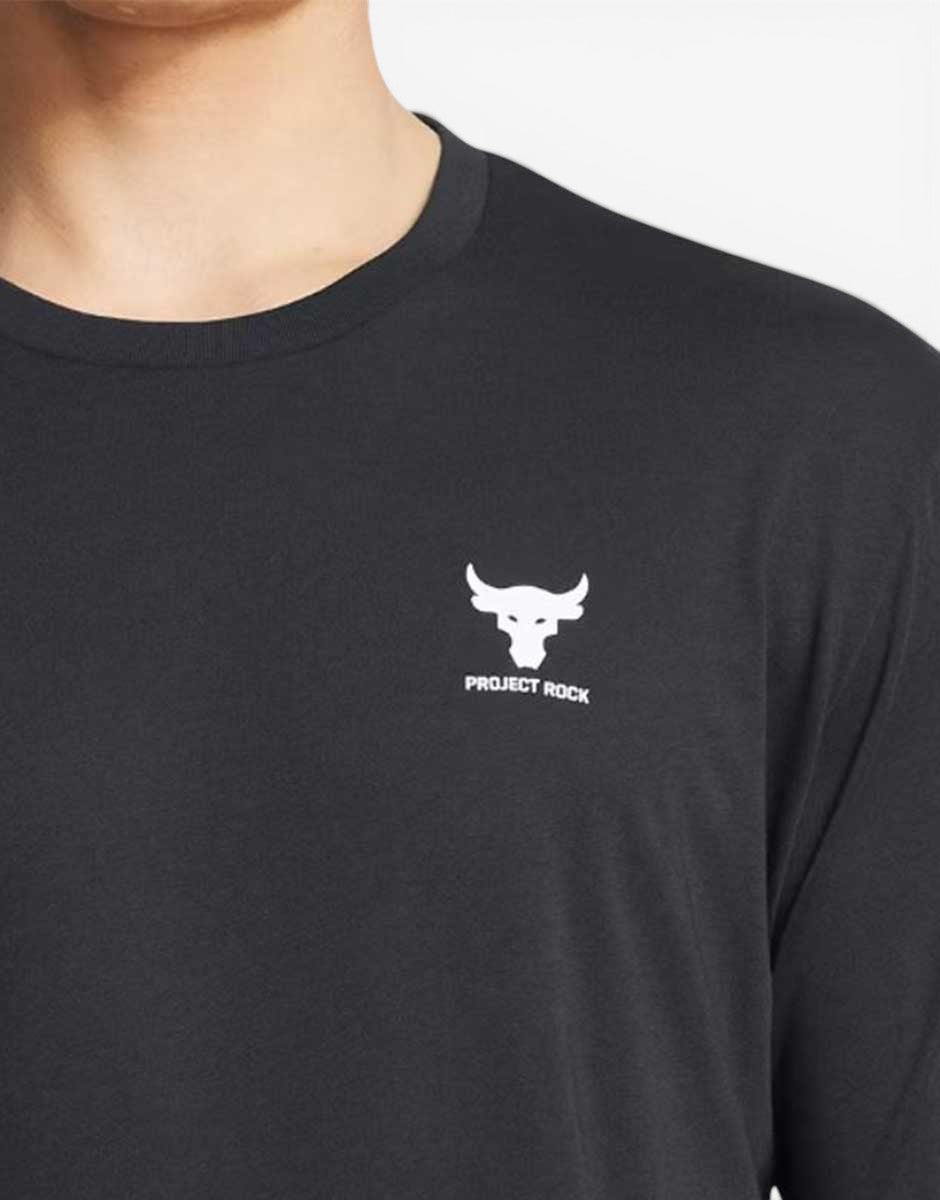 Детайл на логото на UNDER ARMOUR и Project Rock на тениска